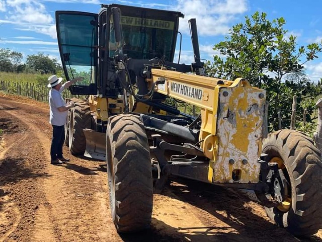 Prefeitura recupera estradas e melhora acessos na zona rural de Sigefredo Pacheco (PI)
